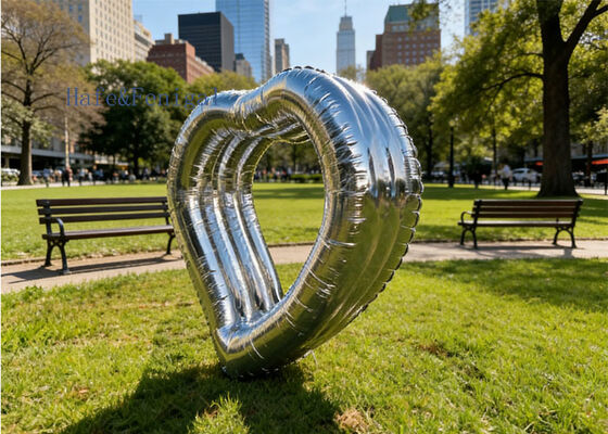 Decorazione gonfiabile personalizzabile a forma di cuore con logo per un impatto visivo straordinario